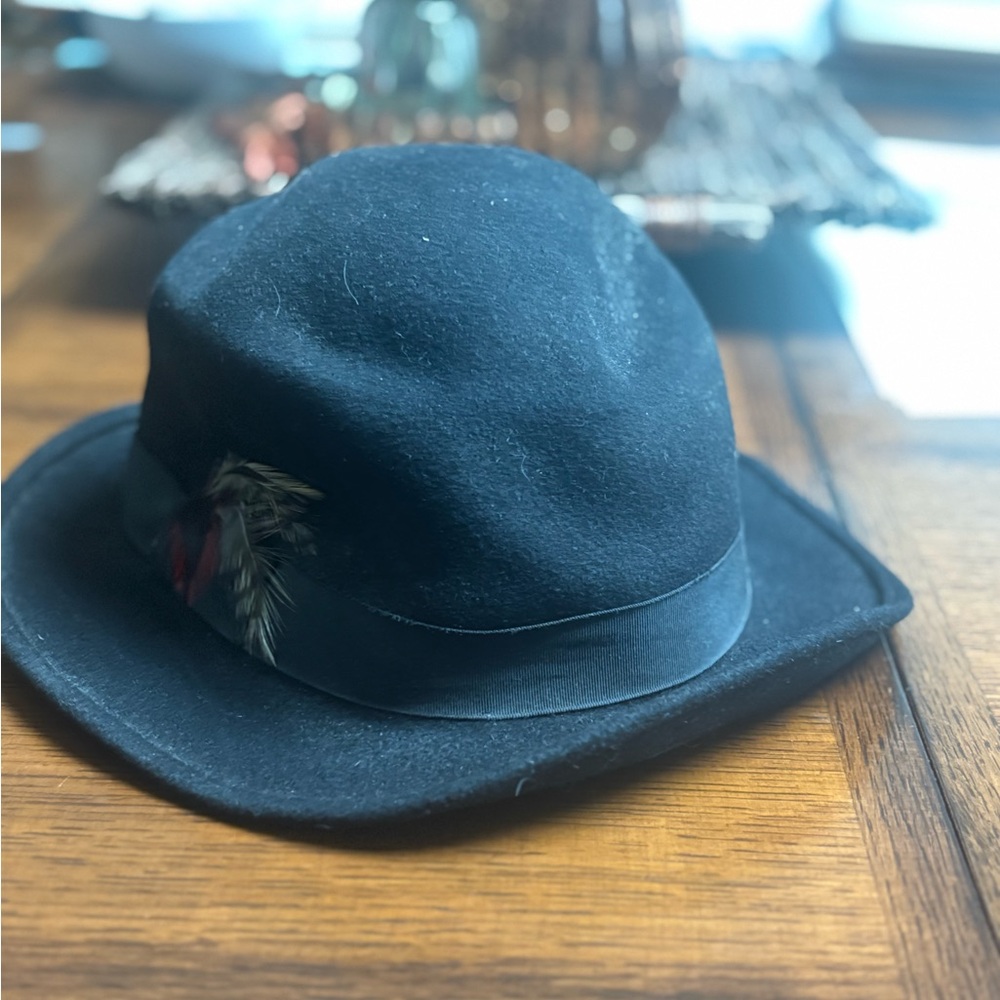 WOOL FELT WITH
REMOVABLE FEATHER
FOR PLAYERS AND PERFORMERS